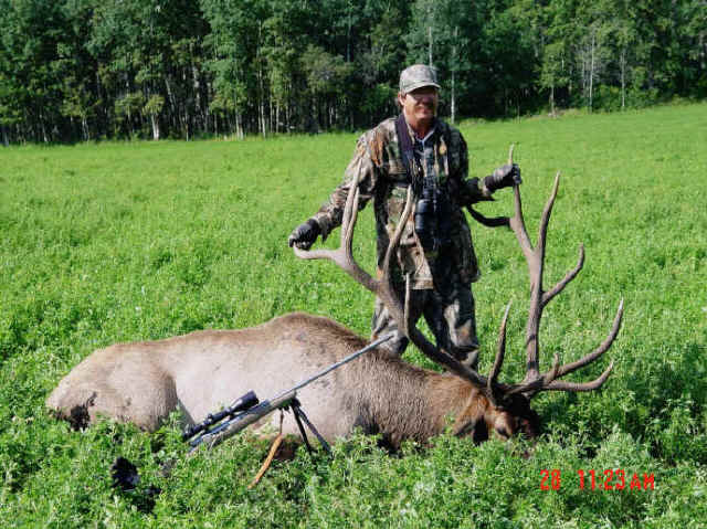 Harlyn Goebel from Texas with trophy elk at Echo Lake Hunts in Saskatchewan