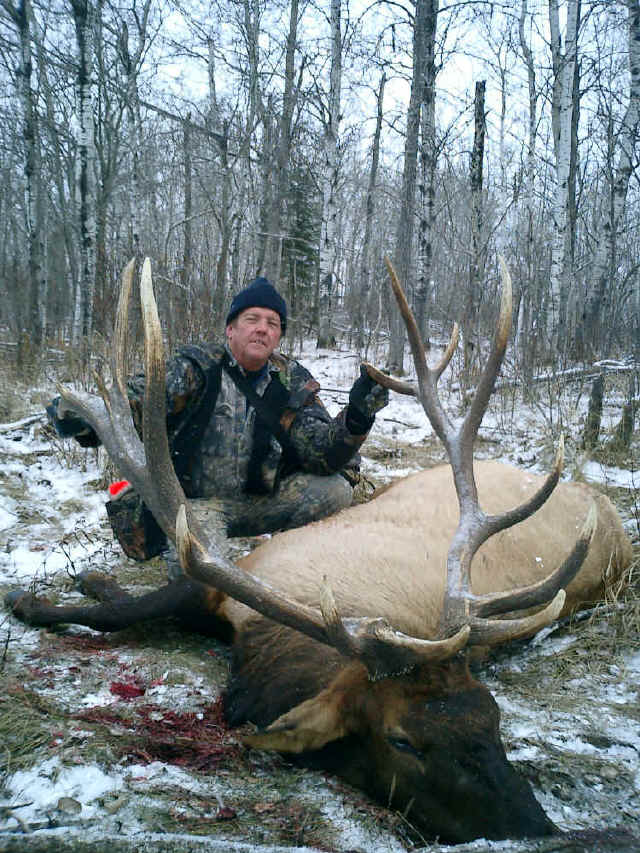 Johnny Bridges from Texas with trophy elk at Echo Lake Hunts in Saskatchewan