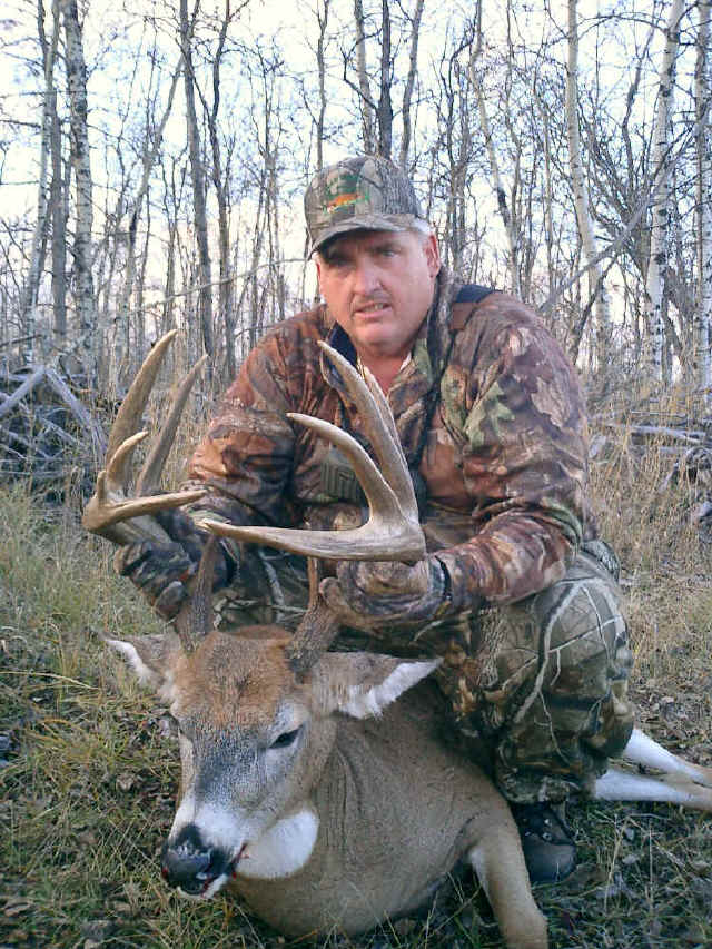 Michael Inscore from Texas with trophy whitetail at Echo Lake Hunts in Saskatchewan