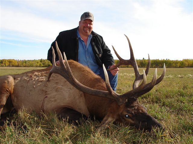 Perry Hartman from Texas with trophy elk at Echo Lake Hunts in Saskatchewan