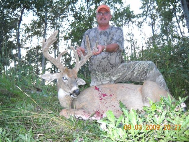 Perry Sooter from Texas with trophy deer at Echo Lake Hunts in Saskatchewan