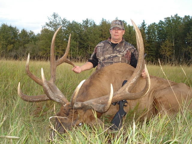 Paul Johnson from North Dakota with trophy bull elk at Echo Lake Hunts in Saskatchewan
