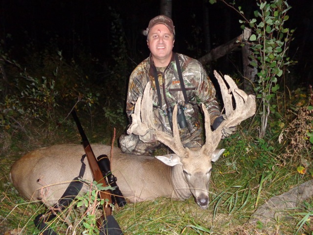 Jason Baadsgaard from Texas with trophy deer at Echo Lake Hunts in Saskatchewan