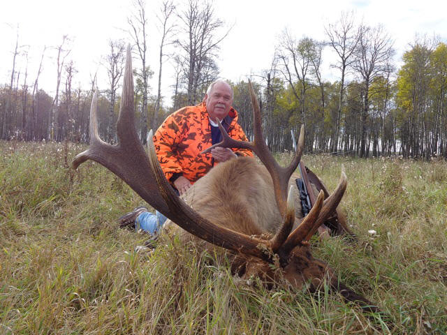 Dick Honnold from Washington with trophy bull elk at Echo Lake Hunts in Saskatchewan