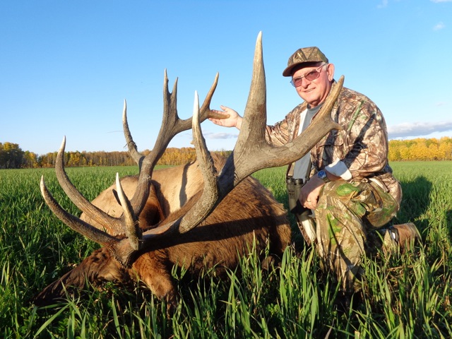 Joe Fluet from Virginia with trophy bull elk at Echo Lake Hunts in Saskatchewan